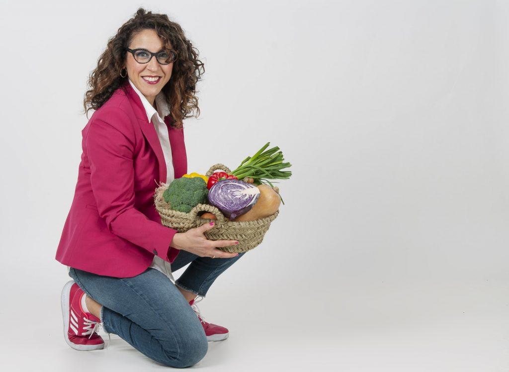 Rebeca Pastor, nutricionista infantil, sonriendo en la cocina