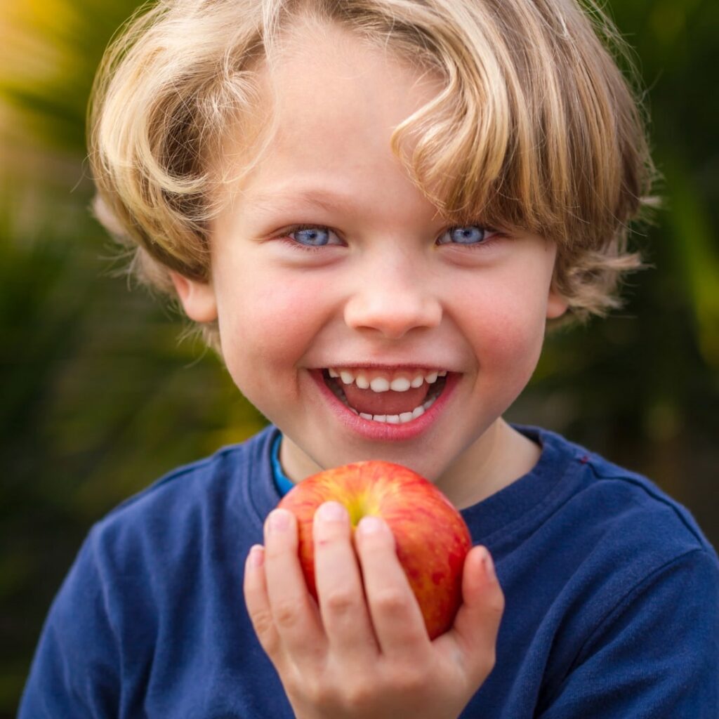 niño comiendo manzana truco para que no se oxide la manzana