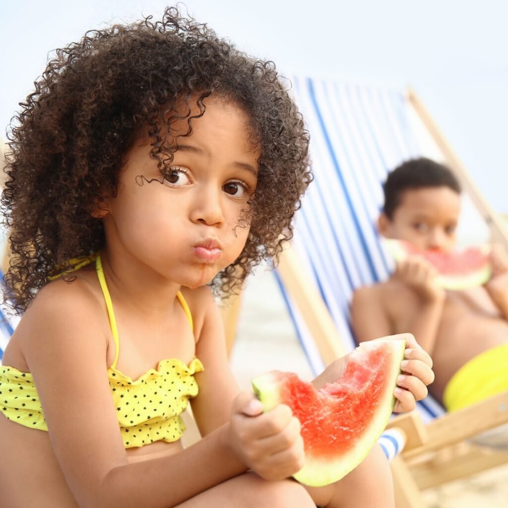 Niños disfrutando de una alimentación saludable durante las vacaciones