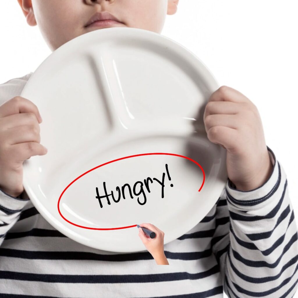 Niño con hambre tras volver del colegio