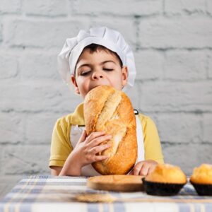 niño comiendo pan