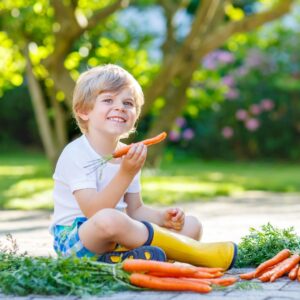 niño comiendo verduras contento