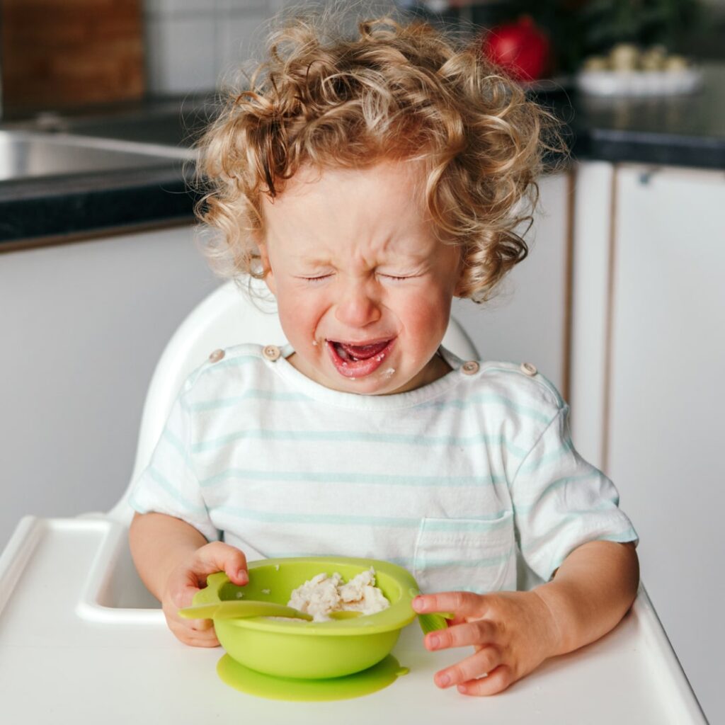 Madre frustrada porque su hijo no quiere comer