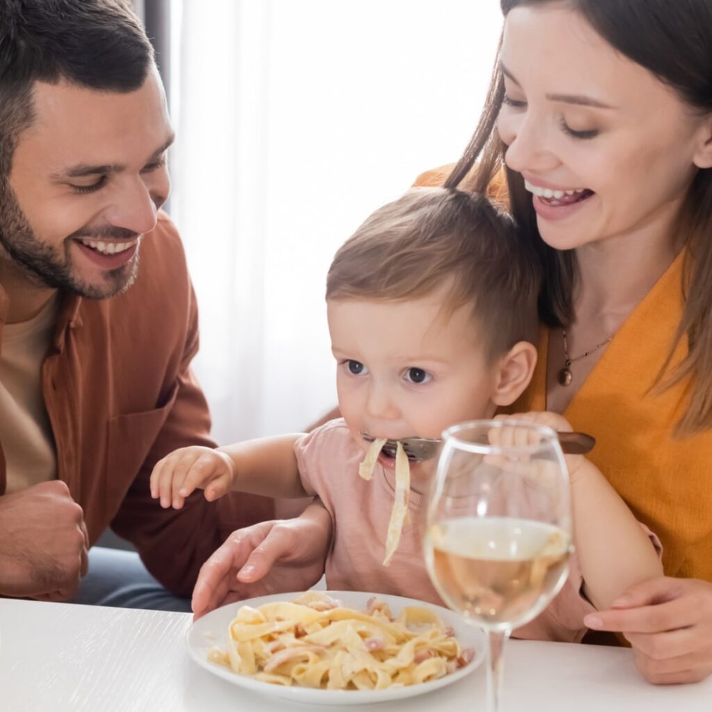 Madre y niño disfrutando de la hora de la comida juntos