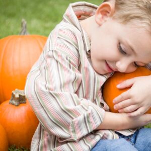 niño comiendo calabaza