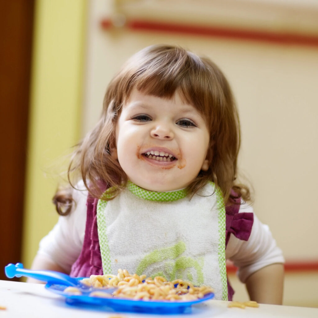 niño comiendo en comedor escolar