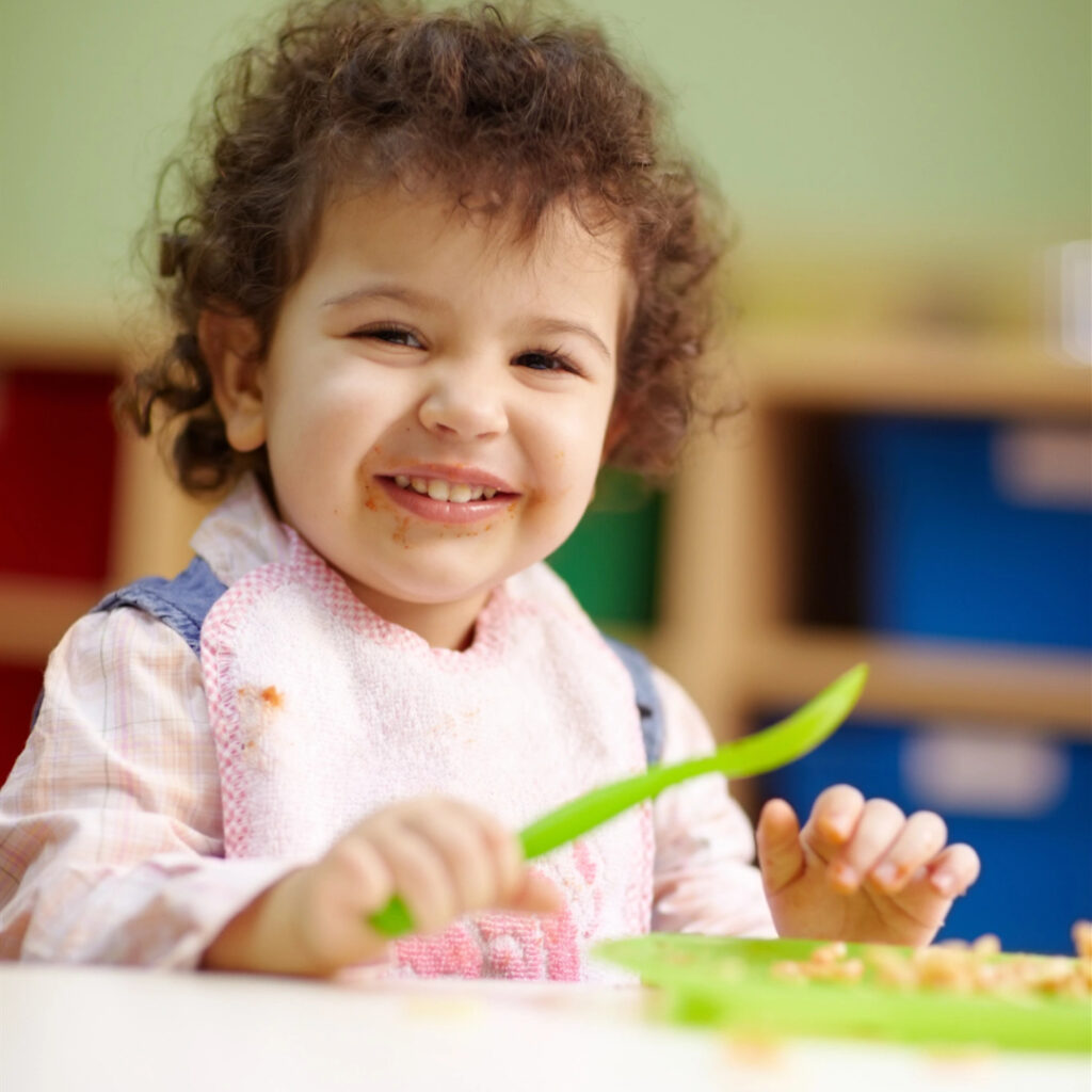 niño en comedor escolar