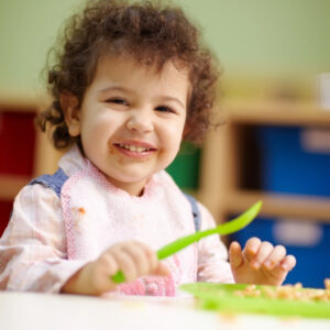 niño en comedor escolar