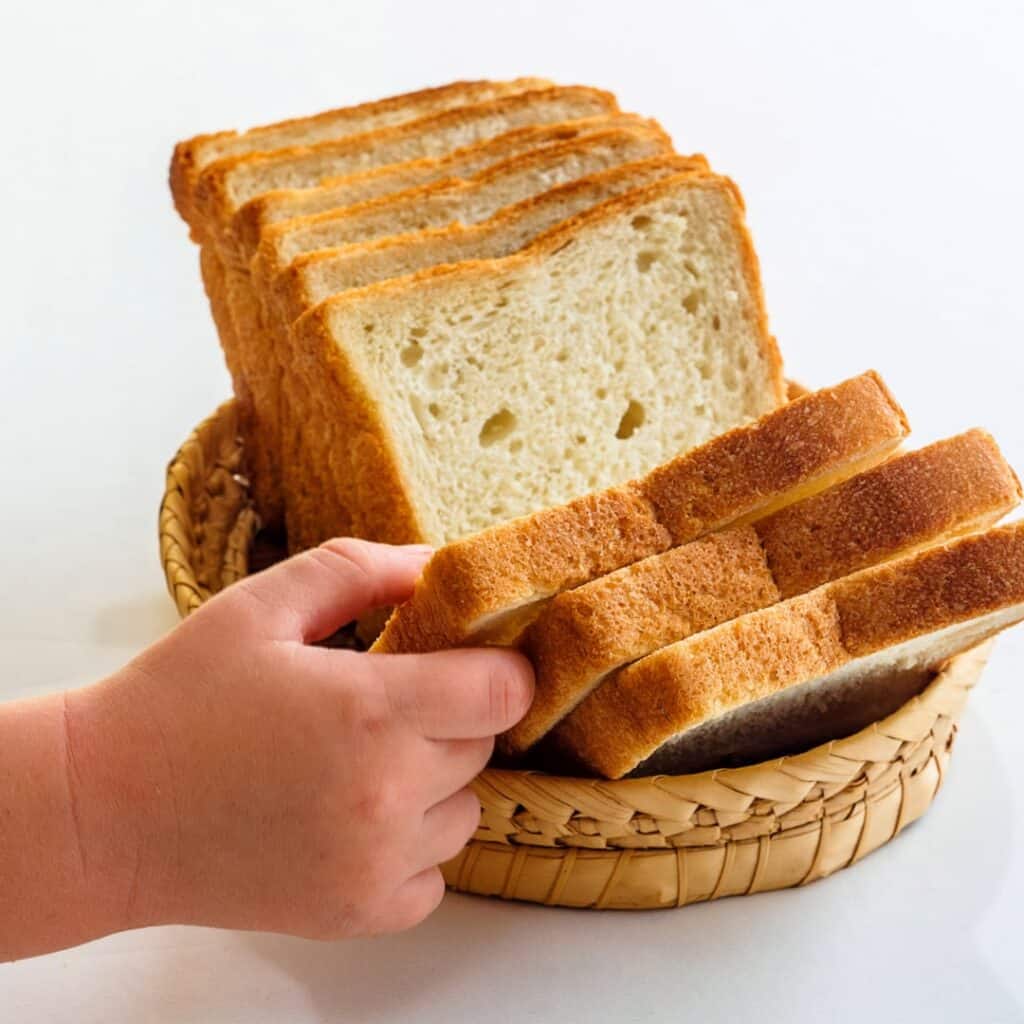 niño que solo quiere comer pan