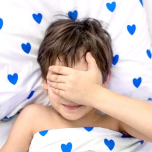 Ajusta la alimentación de tu hijo con el cambio de hora y mejora su sueño