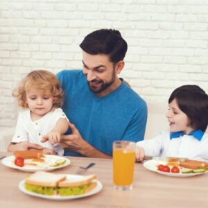 niños comiendo en familia