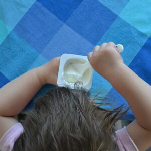 El yogur es una forma deliciosa de añadir probióticos a la dieta de los niños.
