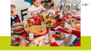 Mamá disfrutando una cena familiar relajada con su hijo en Navidad