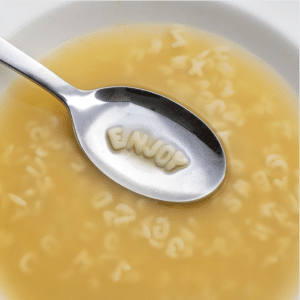niño comiendo sopa nutritiva