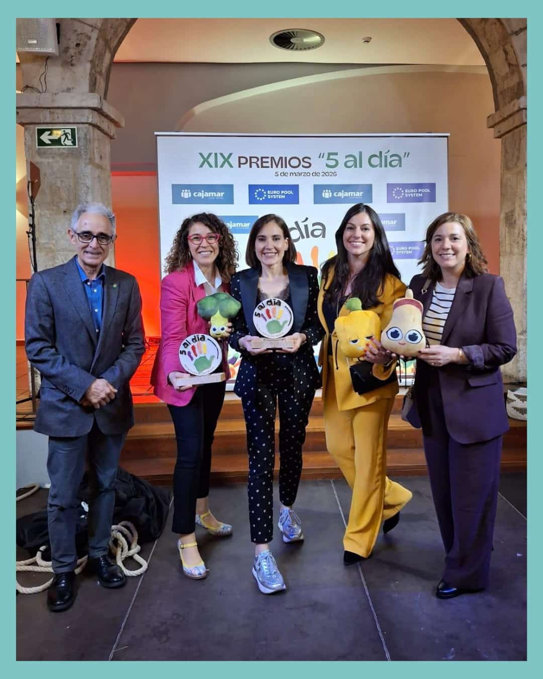 Equipo de La Pandi recogiendo el Premio 5 al Día