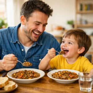 Padre e hijo comiendo felices Regalo día del padre