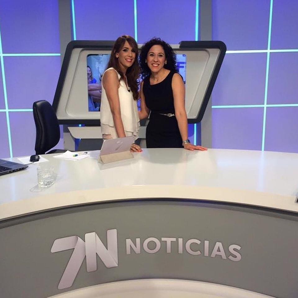 Rebeca Pastor en informativos de La 7 con MariEnca Fernández