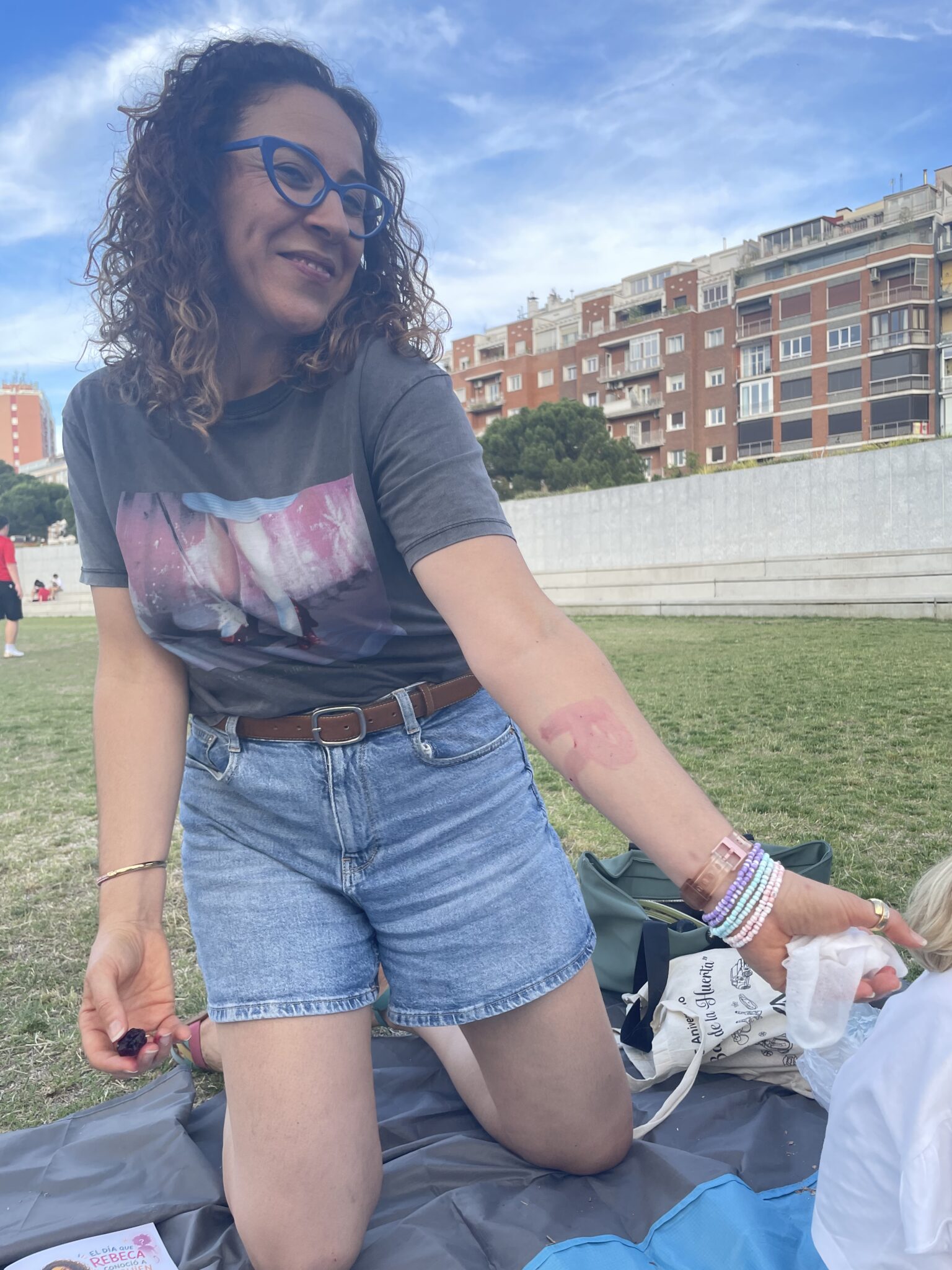 Rebeca Pastor con familias en el parque de Madrid, junio 2025