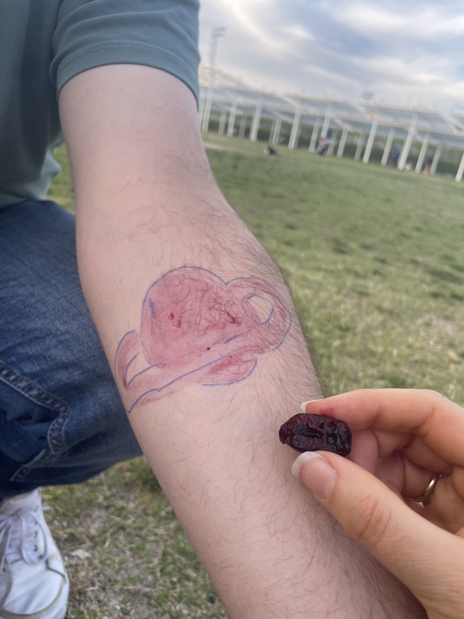 Tatuaje de Saturno con jugo de cereza en el brazo del padre